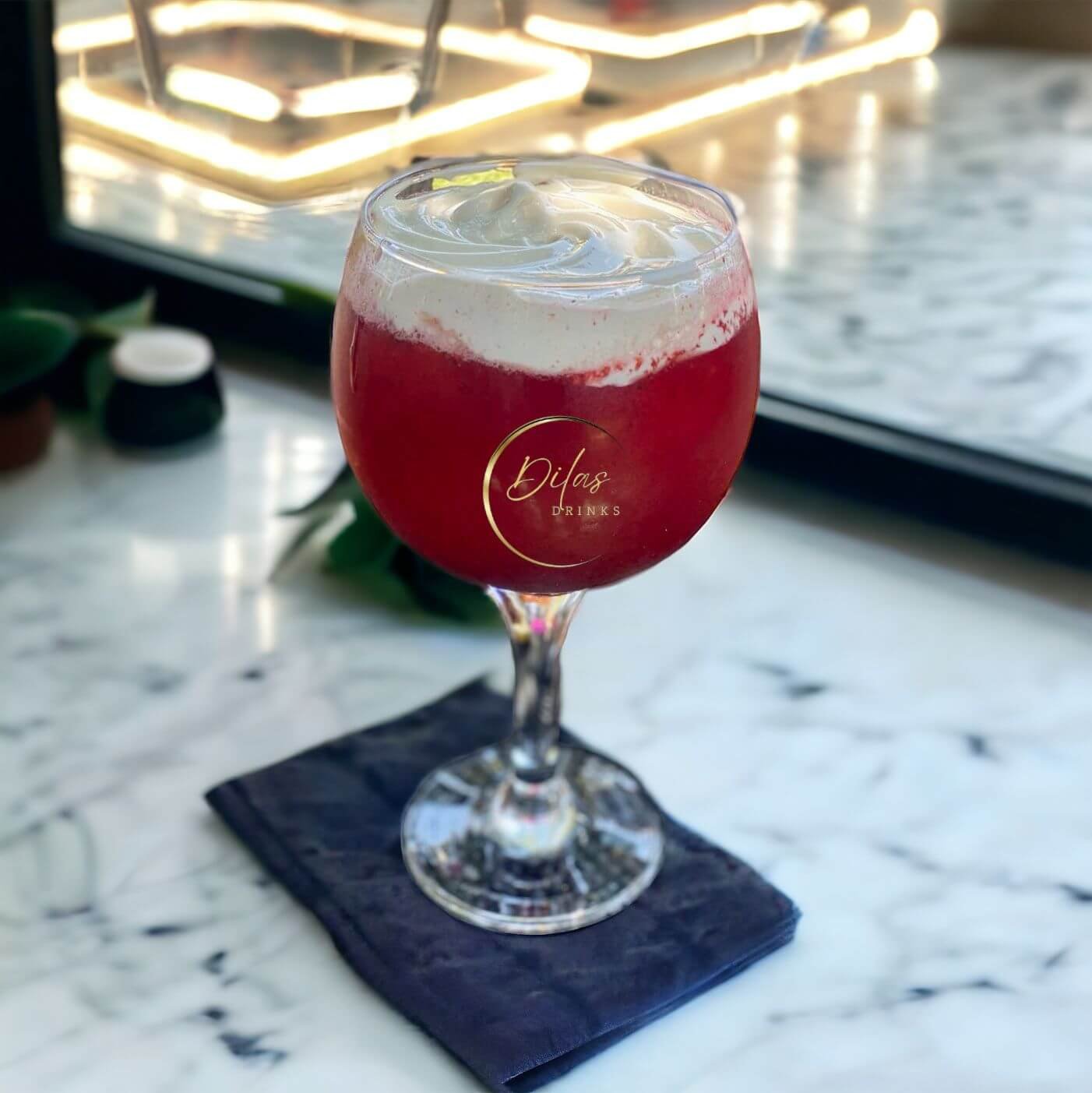 foto drink gin de frutas vermelhas com espuma de maracuja