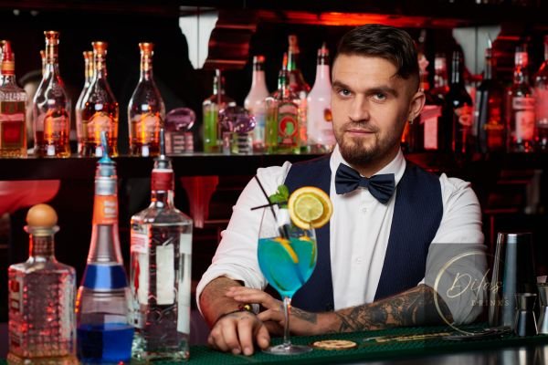barman no balcão com drink