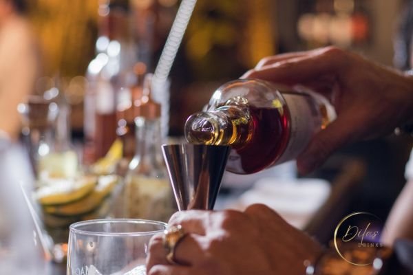 barman preparando drink